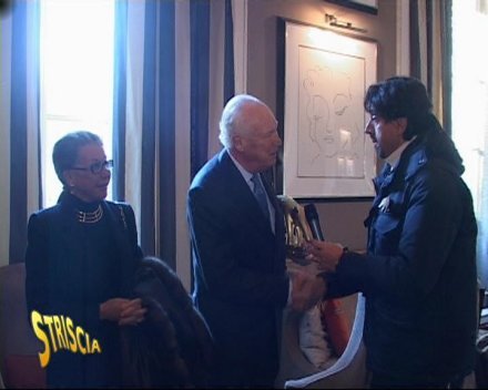 Immagine di Terzo Tapiro d'Oro consegnato da Striscia a Vittorio Emanuale - Scopri su Televisione